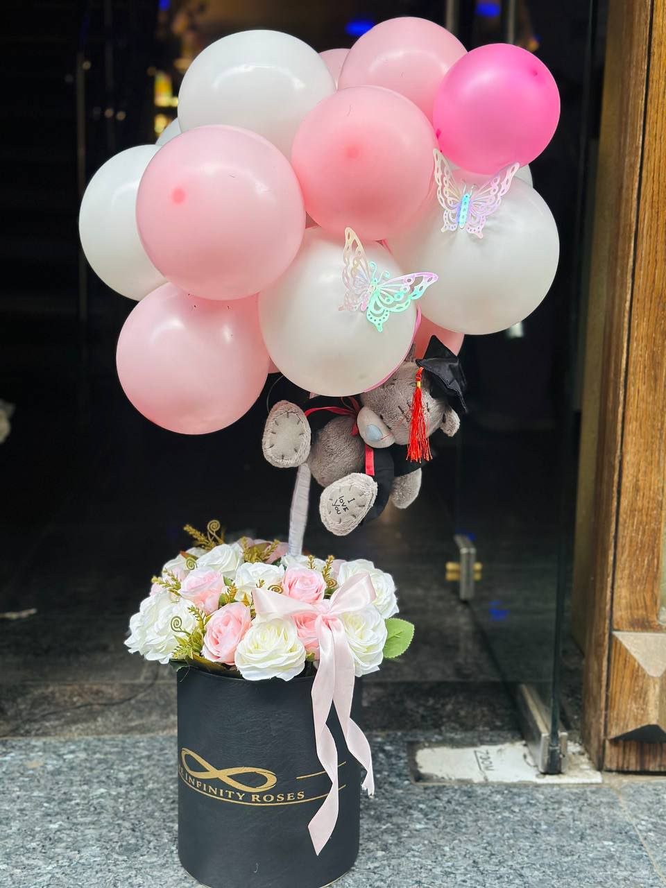 تنسيقة تخرج بوالين و ورد طبيعي