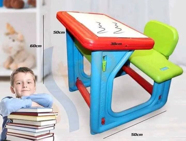 مقعد بلاستيك مع لوح وايت بورد