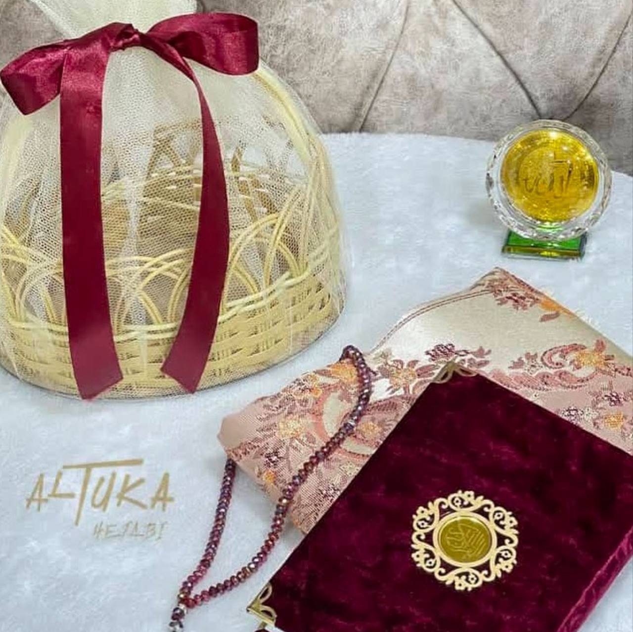 سلة خشب مع سجادة و مسبحة ومصحف