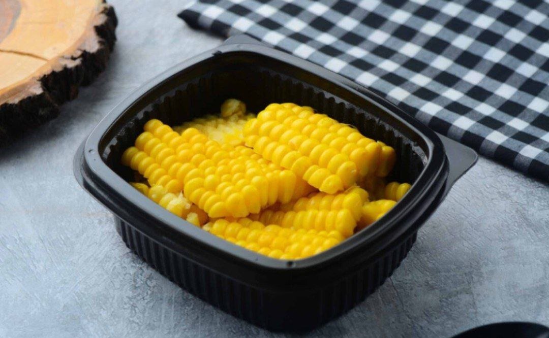 علبة ذرة مسلوقة مع ملح