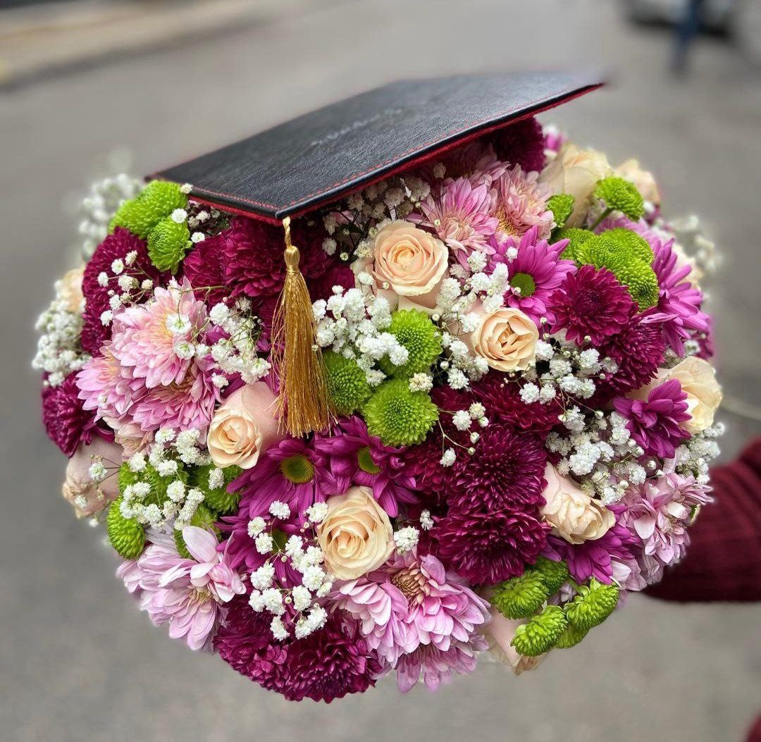 تنسيقة تخرج ورد و طاقية