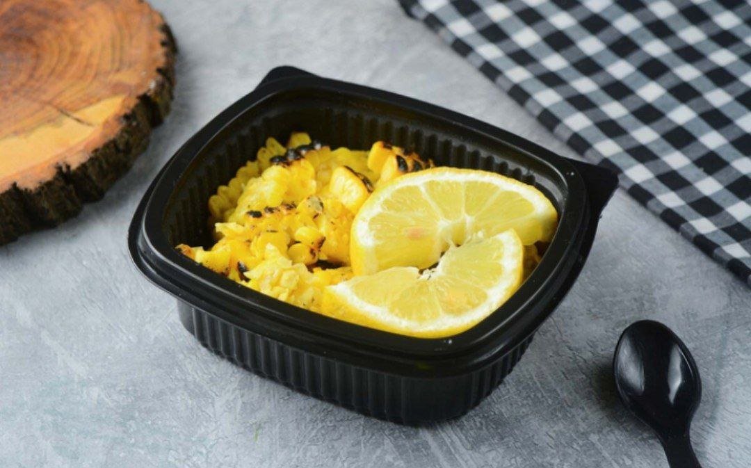 علبة ذرة مسلوقة مع ملح وليمون وكمون