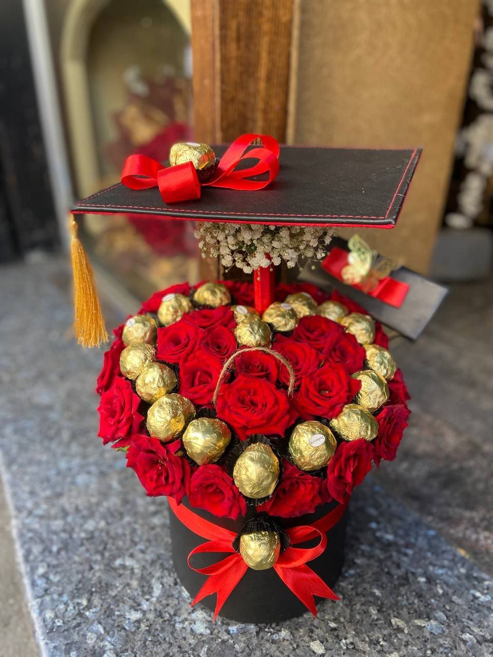 تنسيقة تخرج ورد و شوكولا