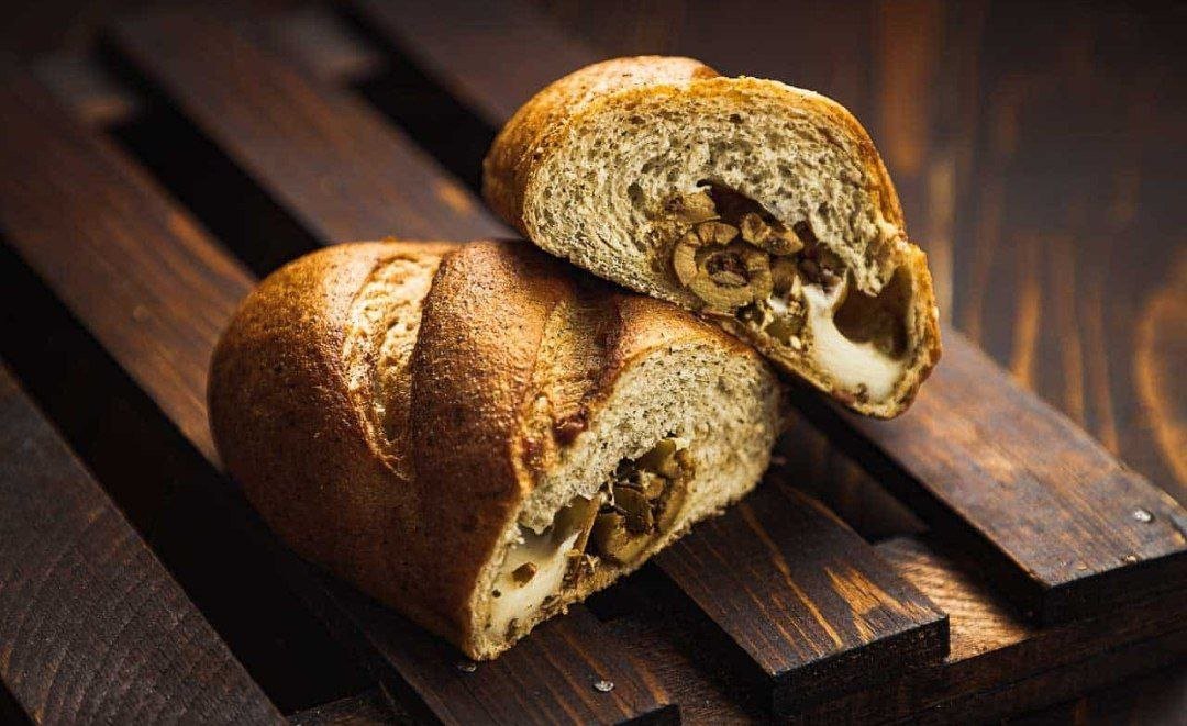 كروسان زيتون مع القشقوان