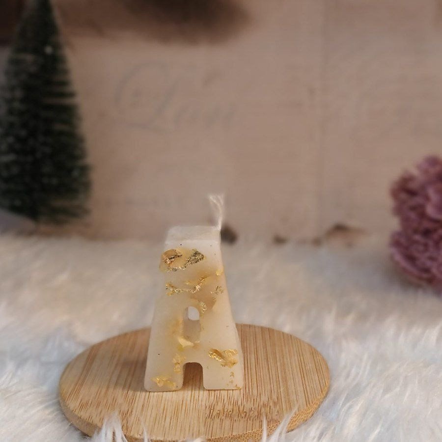 شمعة حرف مدهبة