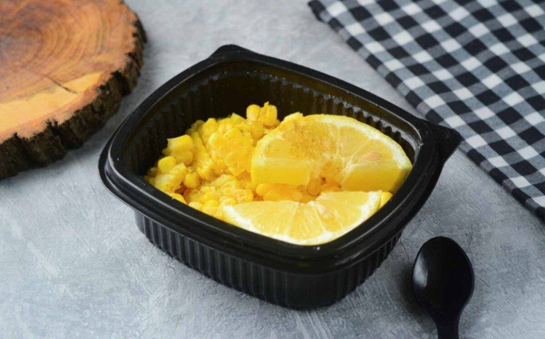 علبة ذرة مشوي مع ملح وليمون وكمون