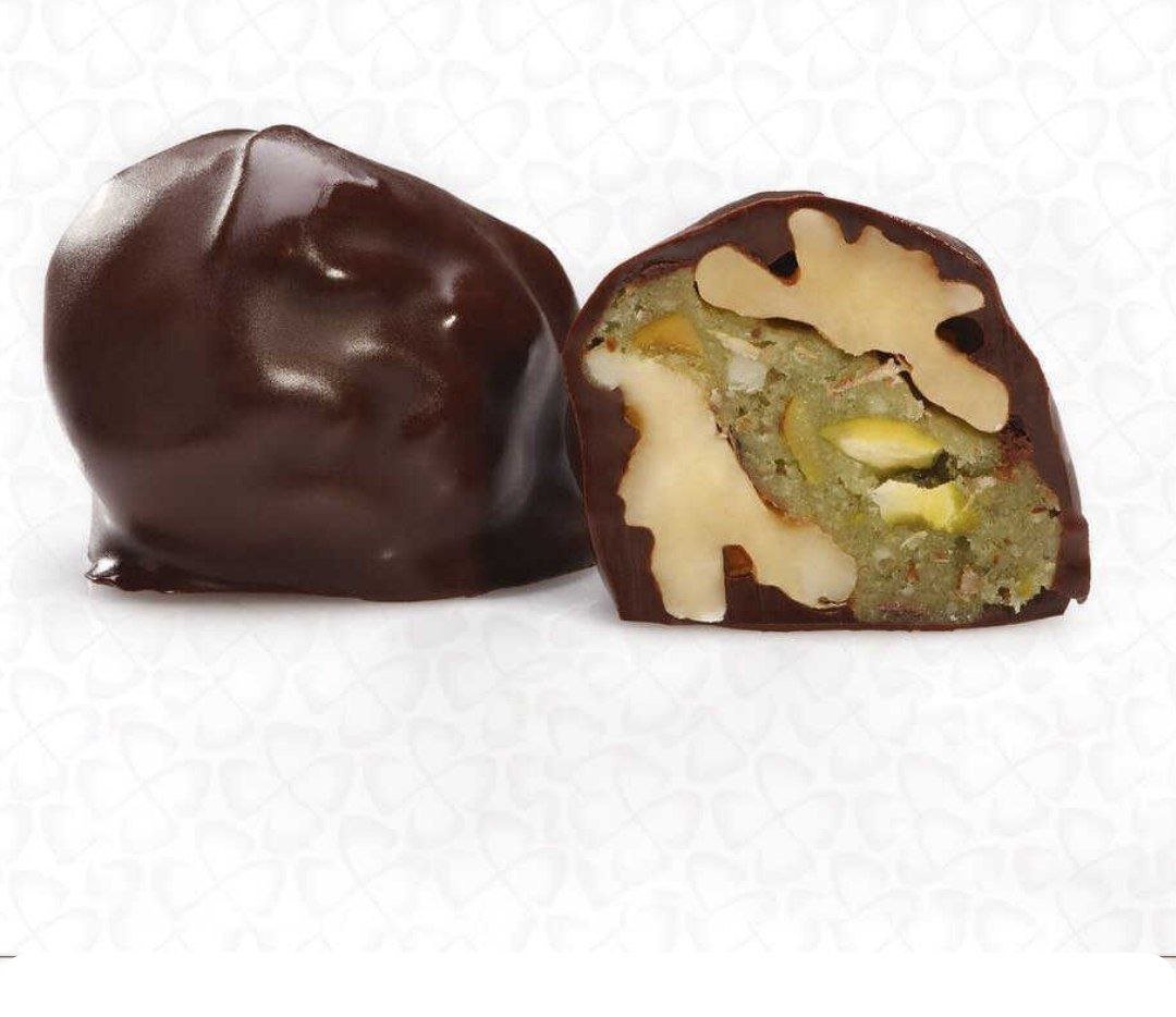 شوكولا داكنة محشية بالجوز والفستق