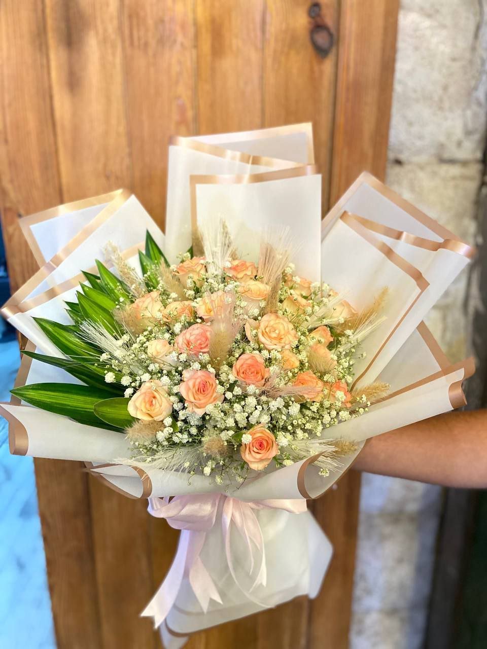 باقة ورد زهر و جبسوفيل و ريش صناعي